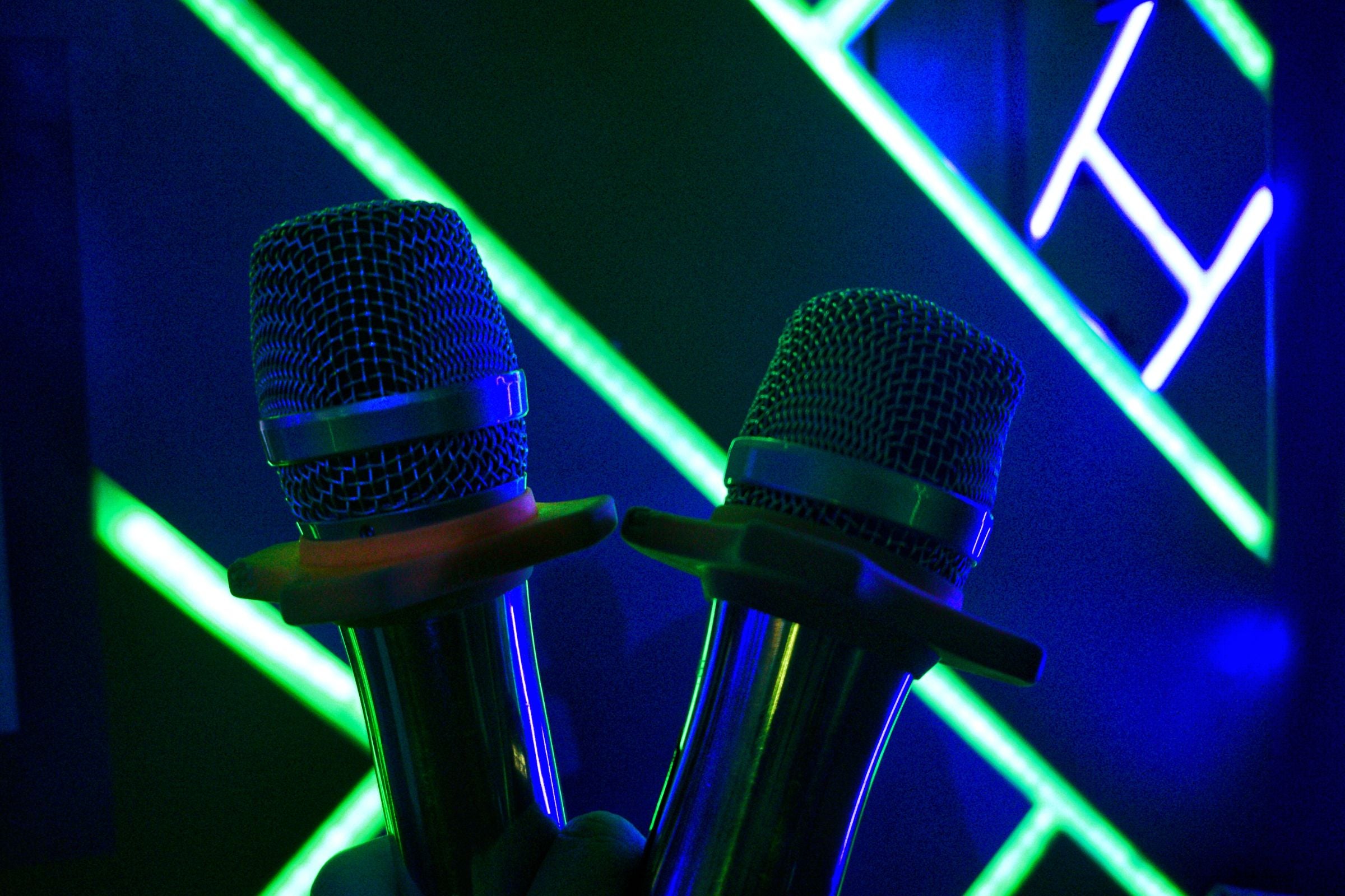 Microfons il·luminats amb llums de neò