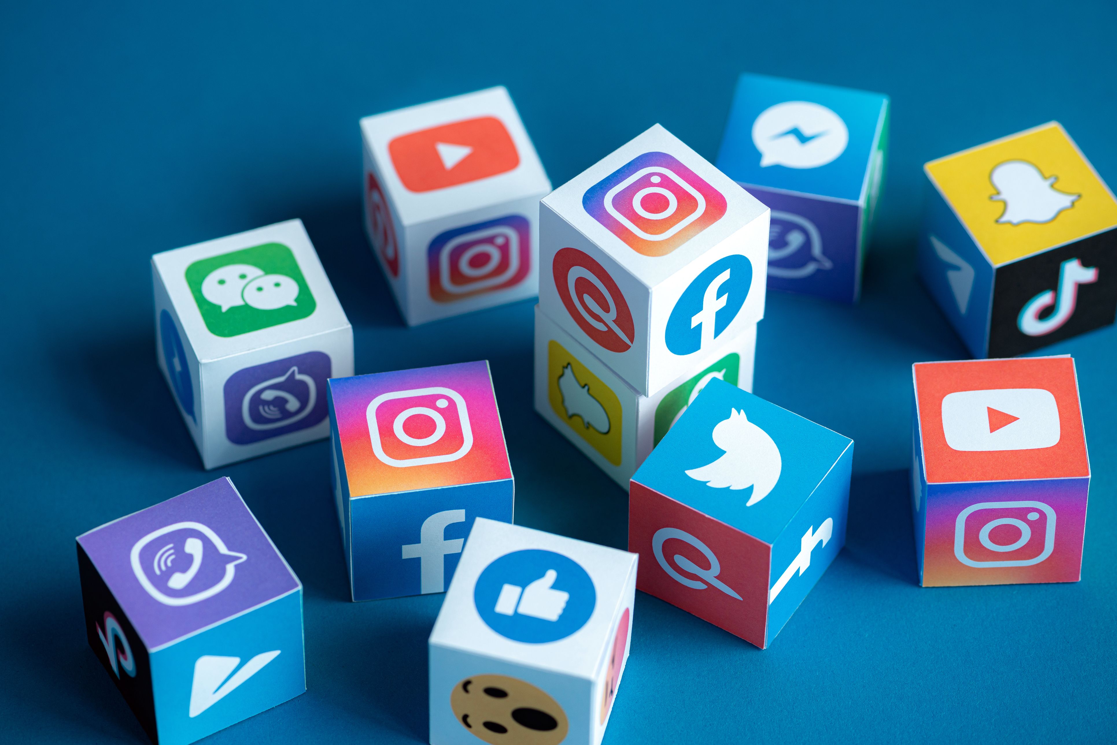 cubs amb logotips de xarxes socials