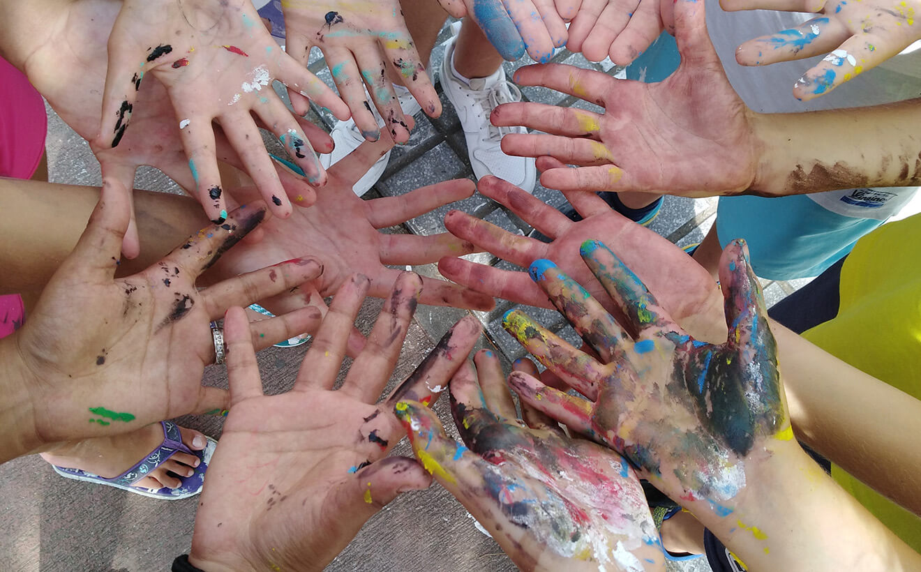 Mans pintades de colors