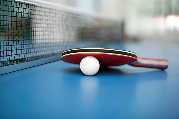 Raqueta de ping pong amb una pilota