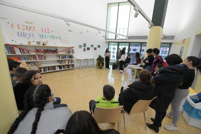 El nou punt de cessió de llibres neix de la iniciativa de les persones joves del Pinar i s’ha inaugurat aquest dimarts