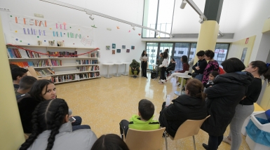 El nou punt de cessió de llibres neix de la iniciativa de les persones joves del Pinar i s’ha inaugurat aquest dimarts 